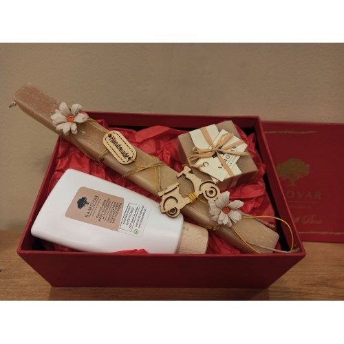 Κουτί δώρου με πασχαλινή λαμπάδα και προϊόντα περιποίησης